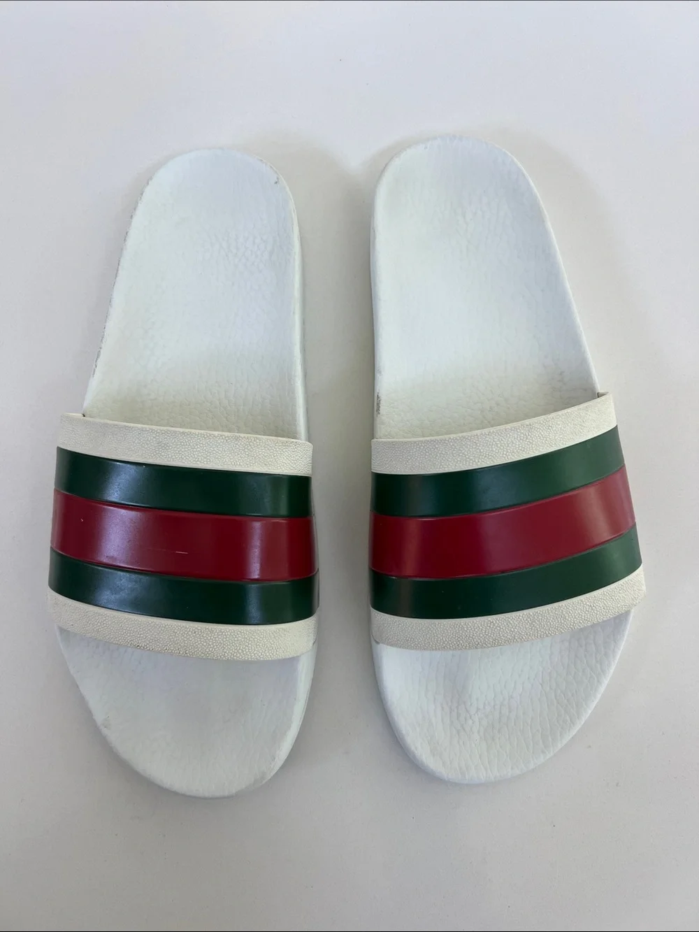 Gucci pursuit ‘72 web rubber open toe slide white sandals green and red striped